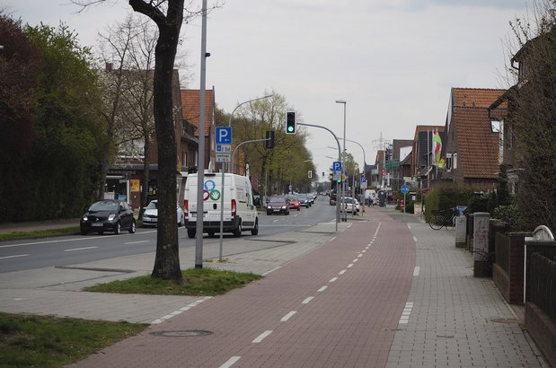 Foto mit Blick auf eine befahrene Straße in Hiltrup-Ost